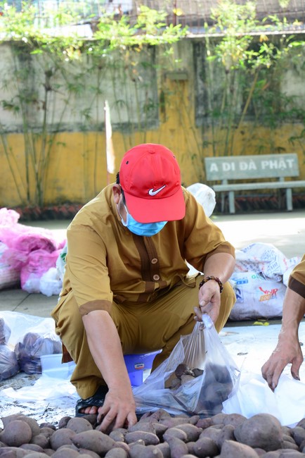 Continuing to support people in need in the Covid-19 pandemic of Hoang Phap Pagoda (series 2)